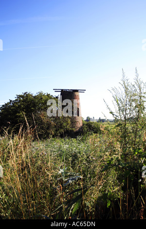 Une vue sur les vestiges de l'usine de drainage du pont Ludham près de la rivière Ant sur les Norfolk Broads à Ludham, Norfolk, Angleterre, Royaume-Uni. Banque D'Images