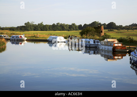 Bateaux amarrés par les rives de la rivière Ant sur les Norfolk Broads en amont du pont Ludham, Ludham, Norfolk, Angleterre, Royaume-Uni. Banque D'Images