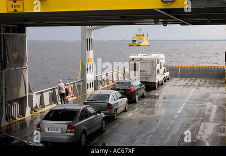 Avis de car-ferries, voyageant entre le continent et l'île de Hailuoto, croisaient en mer , Finlande Banque D'Images