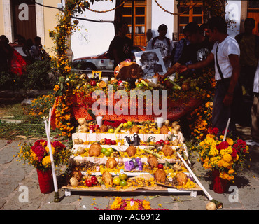 Autel préparé avec des fleurs, de la nourriture et des cadeaux pour la Fête des Morts au Mexique, Oaxaca Abasolo Banque D'Images