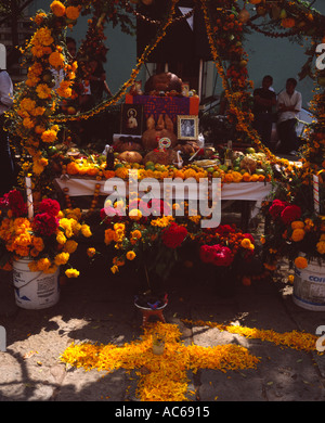 Autel préparé avec des fleurs, de la nourriture et des cadeaux pour le Jour des morts, l'Oaxaca au Mexique Banque D'Images