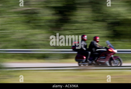 Profil latéral d'une moto avec conducteur et passager sur la route , Finlande Banque D'Images