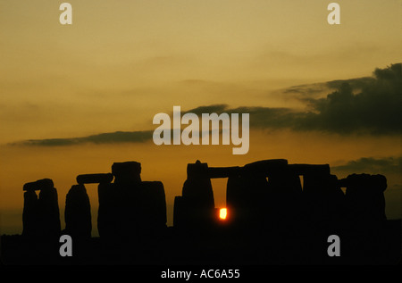 Stonehenge coucher de soleil le soleil couchant, rose rouge bleu ciel Nr Amesbury Wiltshire Angleterre Royaume-Uni 1992 1990s HOMER SYKES Banque D'Images