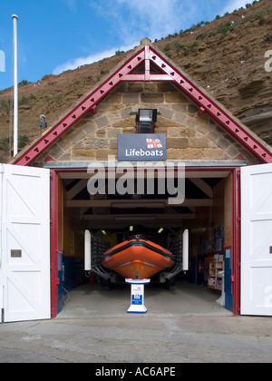 La station de sauvetage de la RNLI, à Staithes, North Yorkshire, UK équipé d'une embarcation rapide de sauvetage semi rigide Banque D'Images