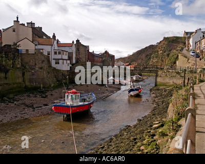 Les bateaux de pêche sont amarrés dans le refuge de Roxby Beck à Staithes, North Yorkshire, UK Banque D'Images