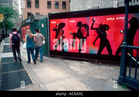 Publicités pour les populaires ordinateur Apple iPod sur un mur à Tribeca dans NYC Banque D'Images