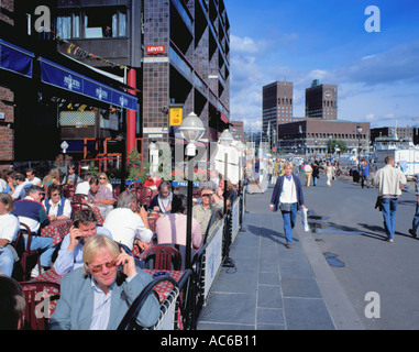 Restaurant en plein air sur Aker Brygge avec Rådhus ( Hôtel de Ville ) au-delà, Oslo, Norvège. Banque D'Images