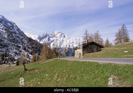Paysage alpin au printemps près de Ponte di Legno Alta Valcamonica Alpes italiennes Italie Lombardie Banque D'Images