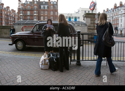 - Tourisme tout juste d'arriver en taxi, à la recherche de sens.- 'Baker Street', Londres Banque D'Images