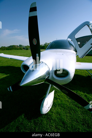 Vue de nez d'un Cirrus SR20' - 'aérodrome enham', 'France', Angleterre Banque D'Images