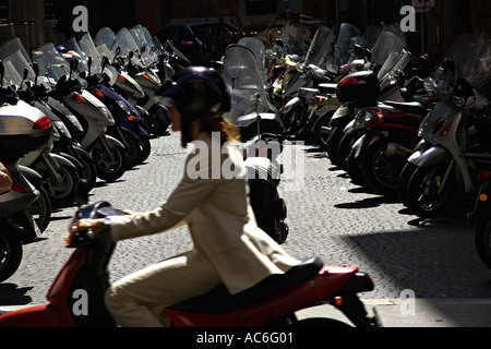 Des scooters à Rome Italie Blurred motion Italie Adultes Adultes Seulement Caucasian City Street Day Europe Italie Pays méditerranéens Banque D'Images