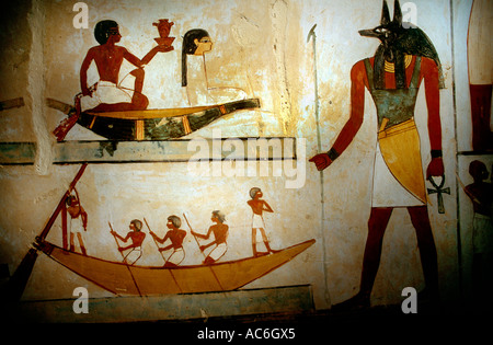 Luxor Egypte vallée des Nobles tombe de Meina - tête de chacal Anubis Dieu avec maman en bateau prises pour Underworld Banque D'Images