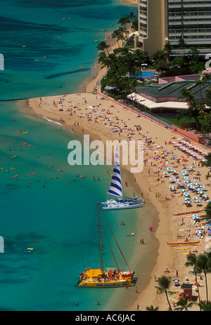 Les gens touristes baigneurs nageurs piscine baignade catamaran voilier sable Waikiki Beach Île Oahu Hawaii United States Banque D'Images