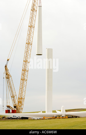 La préparation de la grue pour joindre dernier segment, éolienne, éoliennes, Oregon Banque D'Images