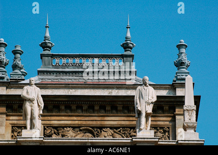 Statues de Ferenc Erkel et Franz Liszt en dehors de l'Opéra national hongrois construit dans un style néo-Renaissance, à Budapest, en Hongrie Banque D'Images