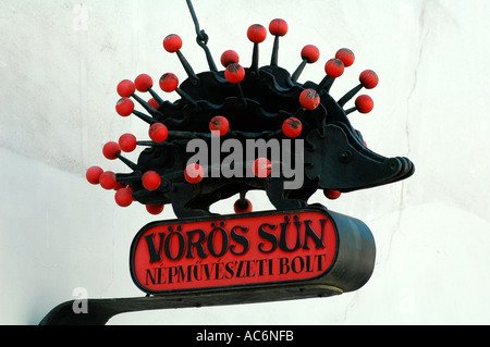 Panneau en fer forgé en forme de hérisson est situé à l'extérieur d'une boutique d'art populaire Vörös Sün Népművészeti Bolt dans le quartier du château de Buda Budapest Hongrie Banque D'Images