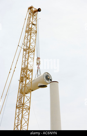 La préparation de la grue d'attacher et d'installer le générateur à turbine éolienne, Oregon Banque D'Images