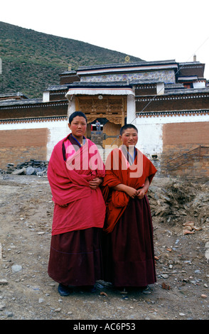 Les nonnes tibétains près de monastère Labrang XiaheGansu Province Chine Banque D'Images