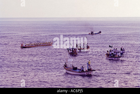 Bateau de cérémonie et des bateaux de pêche de l'île Minicoy Banque D'Images