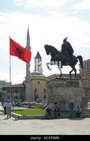 République de l'Albanie à Tirana, la place Skanderbeg, silhouette de bronze historique Monument Skanderbeg equestrian statue memorial & red drapeau albanais Banque D'Images