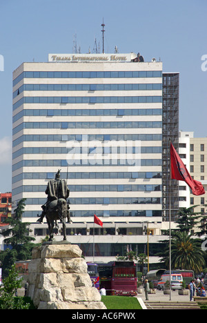 Tirana International Hotel en République d'Albanie à la place Skanderbeg à dos de bronze historique equestrian statue commémorative Monument Skanderbeg Banque D'Images