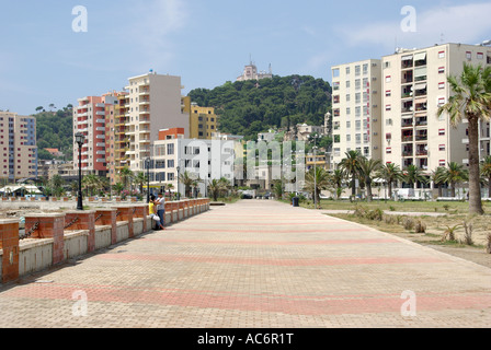 Front large promenade en bord de mer à côté Adratic littoral avec une tour de plusieurs étages de logements dans Durres en République d'Albanie Europe Banque D'Images