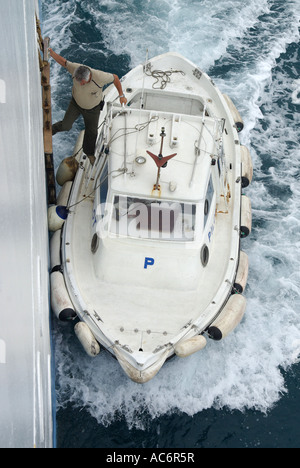 Durres Port côté pilote descend de bateau de croisière pour revenir à son lancement aux côtés à la vitesse Banque D'Images