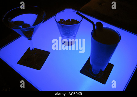 Vodka Martini des arachides et Pina Colada en bleu un Peking Road bar Banque D'Images