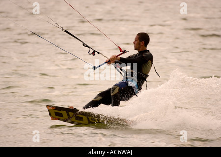 La province de Cádiz Tarifa Costa de la Luz Espagne Close up of kite surfer Banque D'Images