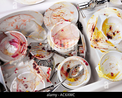 La vaisselle sale dans le lavabo Banque D'Images