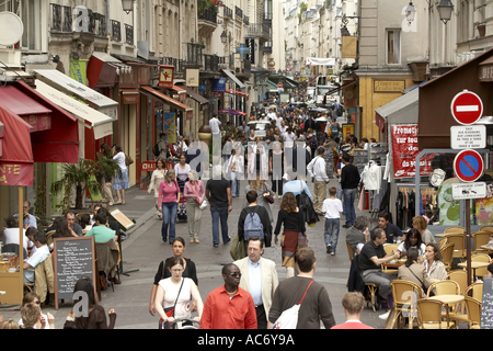 Foule de gens dans la rue Montorgueil Paris France Banque D'Images