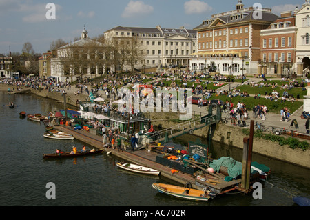 Richmond Riverside sur les rives de la Tamise. Les gens profitent d'une journée de printemps ensoleillée. Banque D'Images