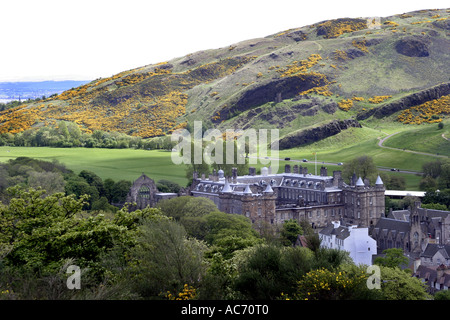 Hollyrood Palace Edimbourg Ecosse vu depuis Calton Hill avec le Salisbury Crags dans l'arrière-plan Banque D'Images