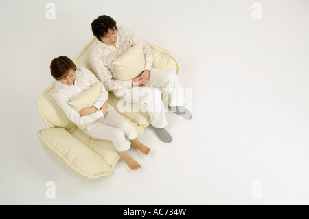 Couple sitting on sofa Banque D'Images