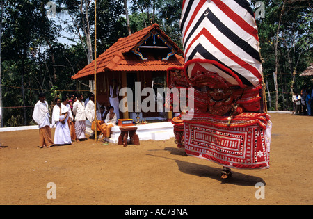 De gourous-, le THEYYAM danse rituelle de Malabar, KANNUR Banque D'Images