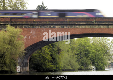 Une première grande vitesse des trains de l'Ouest plus de Saint-caradec-Trégomel pont ferroviaire à Maidenhead Le Son Arch Banque D'Images