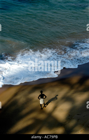 L'HOMME LOCAL EN ATTENTE DANS PULINGUDI BEACH PRÈS DE KOVALAM à Trivandrum, Kerala DIST Banque D'Images