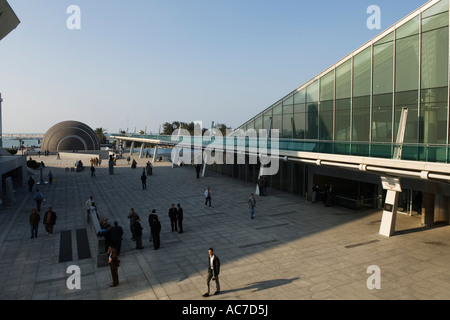 La Bibliotheca Alexandrina et le planétarium à la Corniche Alexandria Egypte Banque D'Images