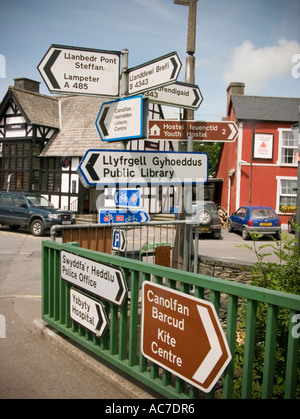 Multitude de panneaux routiers aux lieux et sites d'attractionsTregaron Ceredigion Pays de Galles en gallois et en anglais langue bilingue UK Banque D'Images