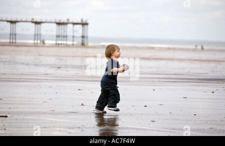 Un jeune garçon explore la mer en vacances à Nice dans le North Yorkshire England UK Banque D'Images