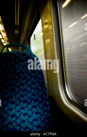À l'intérieur d'un transport un train arriva au Pays de Galles Banque D'Images