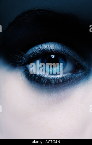 Close up d'un œil humain avec paupière ombre noire Banque D'Images
