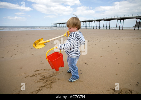 Un jeune garçon explore la mer en vacances à Nice dans le North Yorkshire England UK Banque D'Images