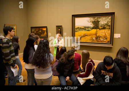 Intérieur du Metropolitan Art Museum avec professeur et élèves La peinture des pêcheurs par Pieter Bruegel NY Banque D'Images