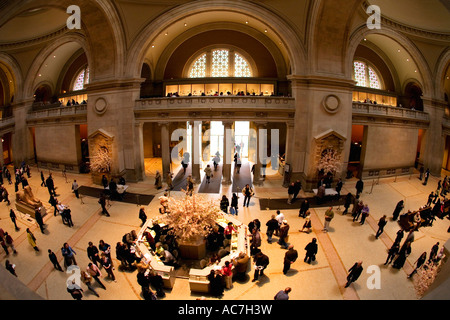 Metropolitan Art hall d'entrée hall d'accueil avec bureau d'accueil et d'information de l'intérieur du Musée New York City NY NYC USA United States Banque D'Images