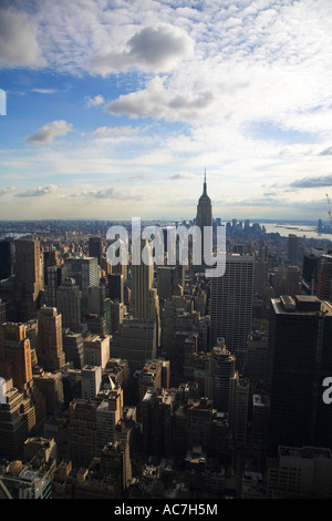 Vue sud depuis le sommet de l'édifice du Centre Rockefeller Center Empire State building Manhattan New York United States Banque D'Images