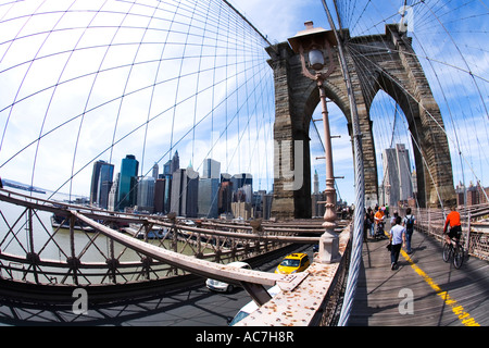 Pont de Brooklyn à la recherche de la partie basse de Manhattan Downtown New York avec les piétons et les cyclistes United States of America USA Banque D'Images
