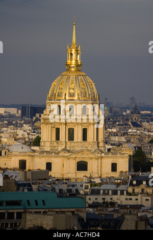 Vue sur le dôme ou l'église St Louis des Invalides au premier niveau la plate-forme de la Tour Eiffel Tower Paris France Banque D'Images