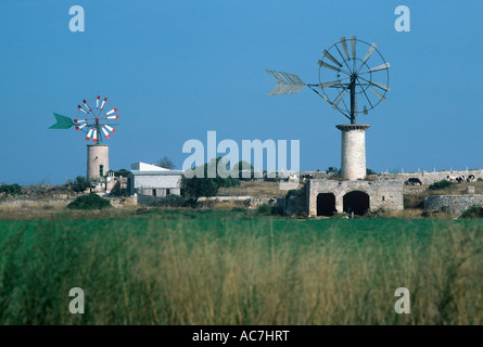 Les petits moulins à vent en pompant de l'eau de puits pour l'agriculture sont une vue commune sur l'île de Majorque Banque D'Images