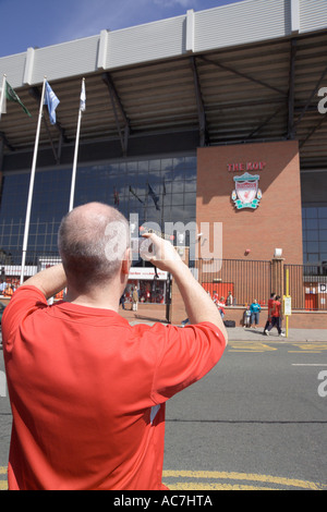 Fan de football de prendre une photo du Kop Liverpool Football Anfield Liverpool Merseyside England au sol Banque D'Images